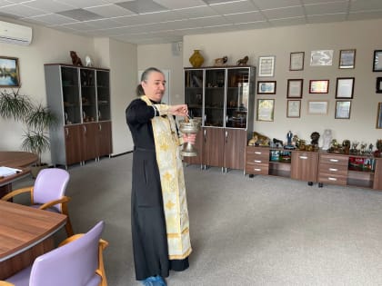 Сестры милосердия и священник поздравили с Пасхой врачей и пациентов областной больницы