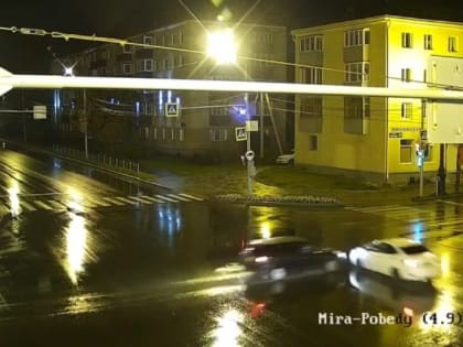 Автомобиль Hyundai попал в ДТП в центре Южно-Сахалинска ночью 21 октября