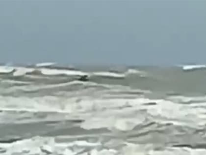 Двое мужчин в Поронайске вышли во время шторма в море на лодке и перевернулись