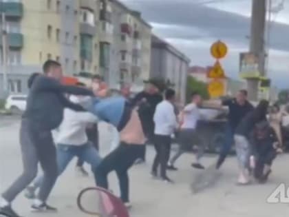 Толпа мужчин передралась у ночного клуба в Холмске