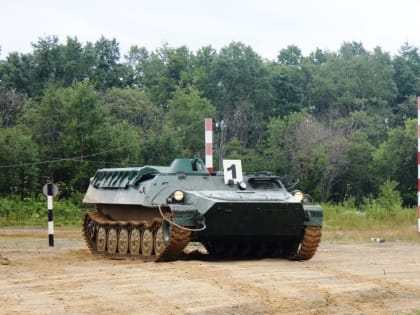 Выпускники высших военных учебных заведений сдали нормативы по вождению боевой техники на танкодроме армейского корпуса ВВО
