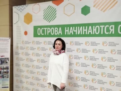 Диана Бурьян вышивает карту Анивского района
