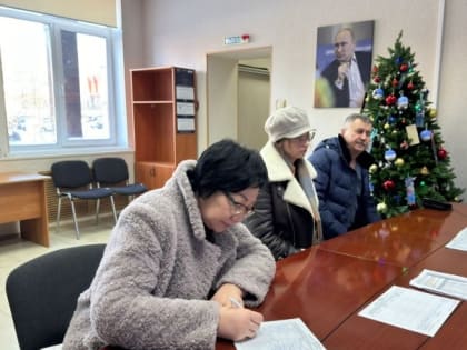Галина Дзюба поставила подпись за Владимира Путина