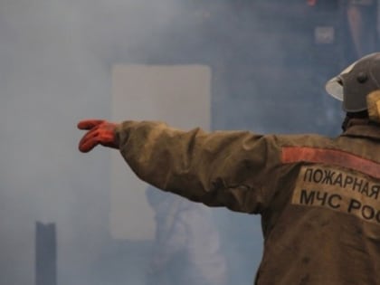 Пожарные потушили пристройку в Южно-Сахалинске вечером 5 ноября