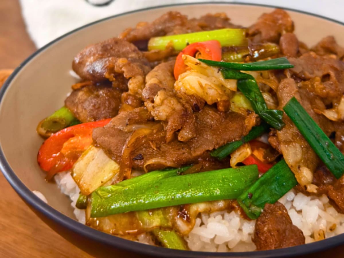 醬燒牛肉蓋飯是店內的人氣餐點，以高湯慢慢熬煮醬汁，吃起來帶著家常風味