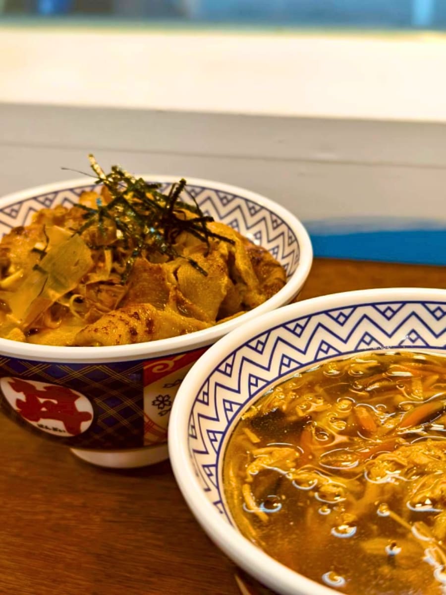 小菜與湯品可自由搭配，中午想簡單吃、晚上想多點幾樣都合適