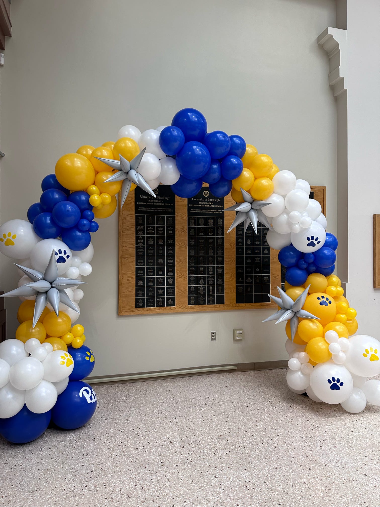 Graduation party centerpieces and balloons