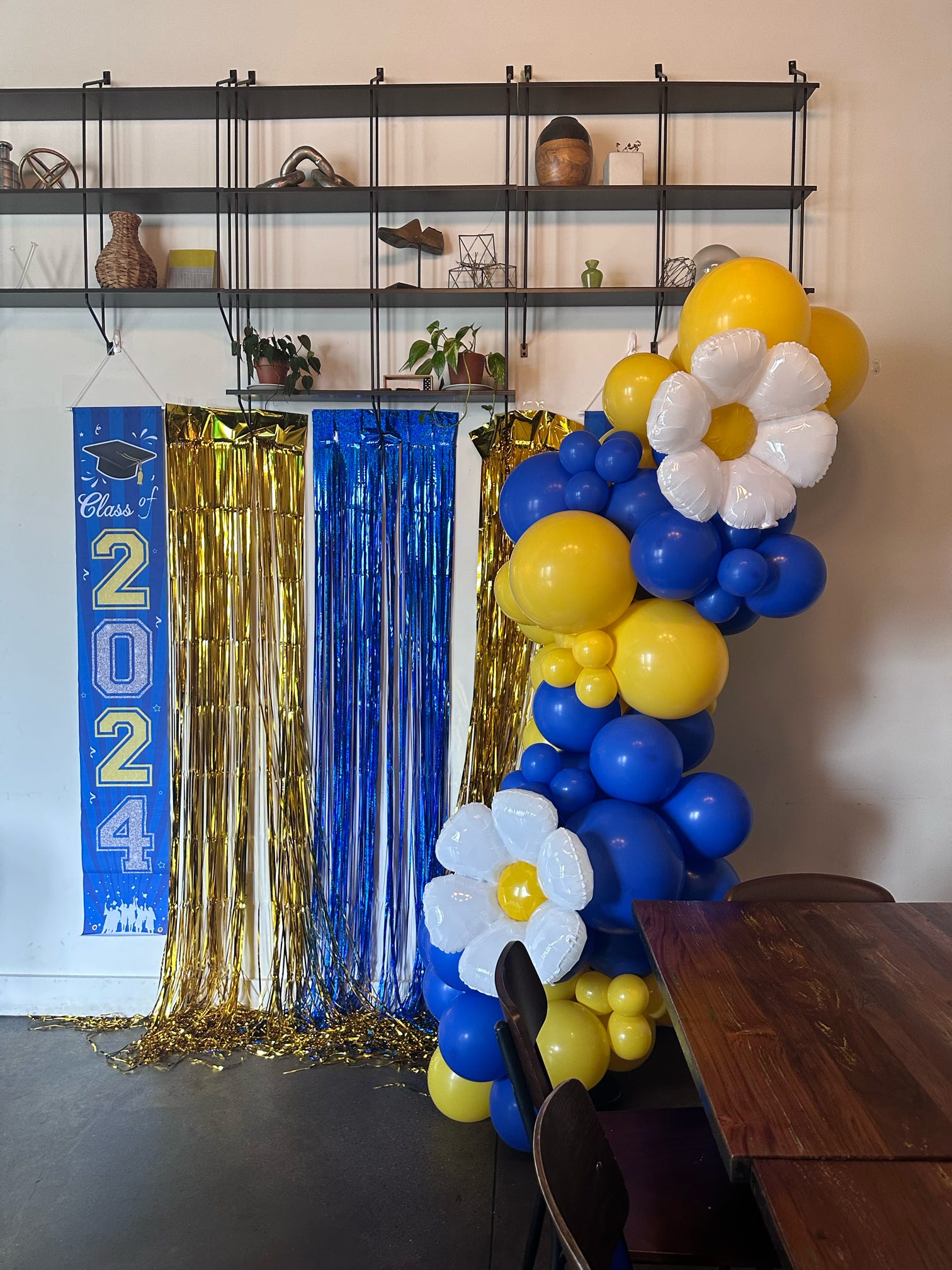 Graduation party centerpieces and balloons