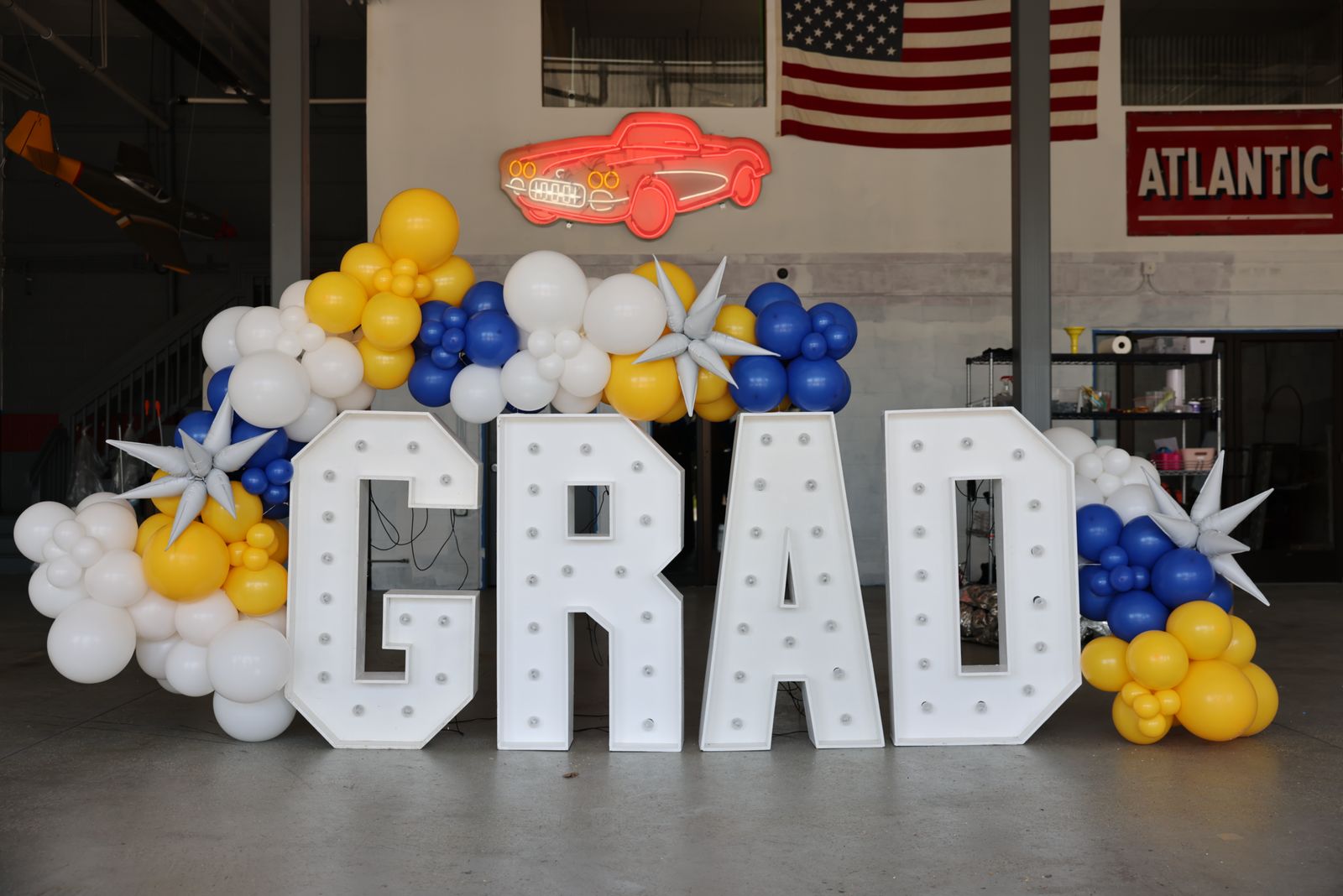 Graduation party centerpieces and balloons
