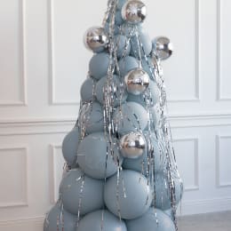 Balloon Christmas tree in blue and silver