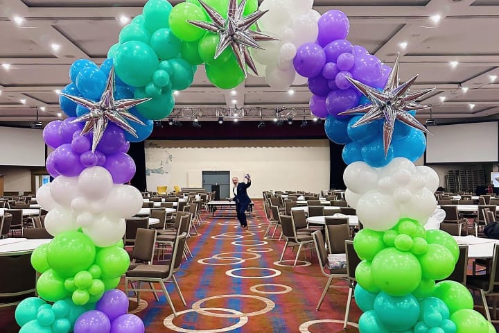 Freestanding balloon arch by Party on Butler in Pittsburgh