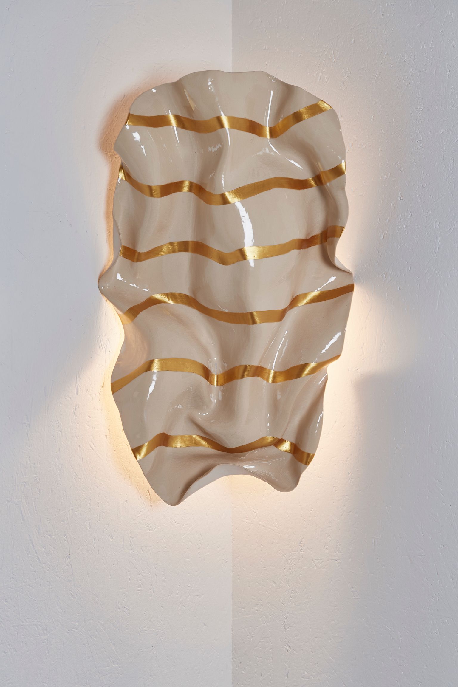 Magda von Hanau, Flotation I, 2024, Clay, glass glaze, light applique, 70 x 40 x 15 cm