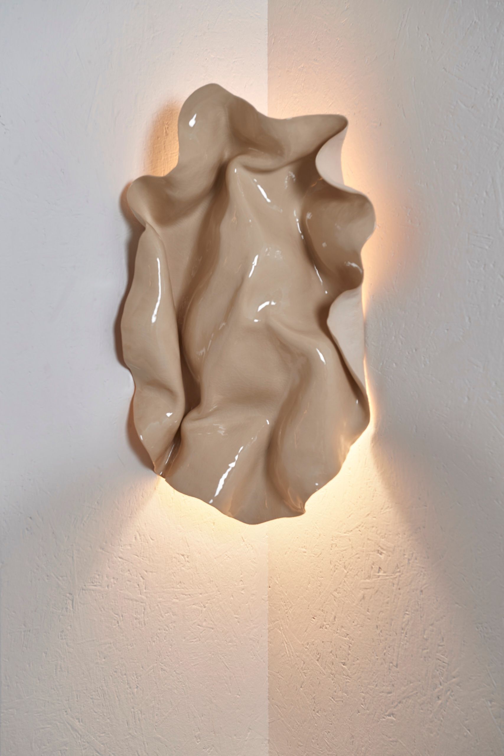 Magda von Hanau, Flotation II, 2024, Clay, glass glaze, light applique, 77 x 48 x 10 cm