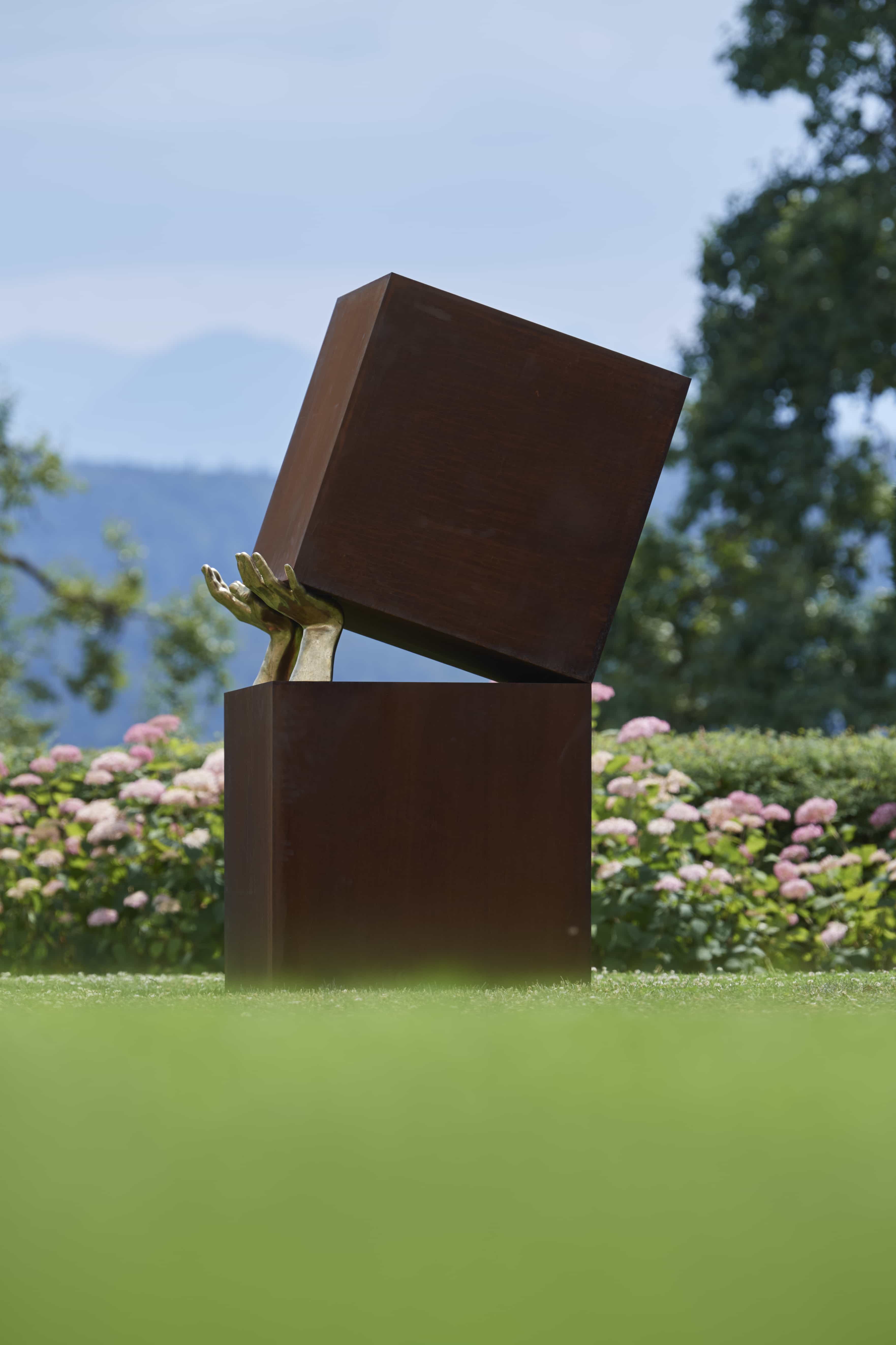 Antonio Bokel, Cleft, 2025, Iron corten bronze, 170 x 75 x 75 cm