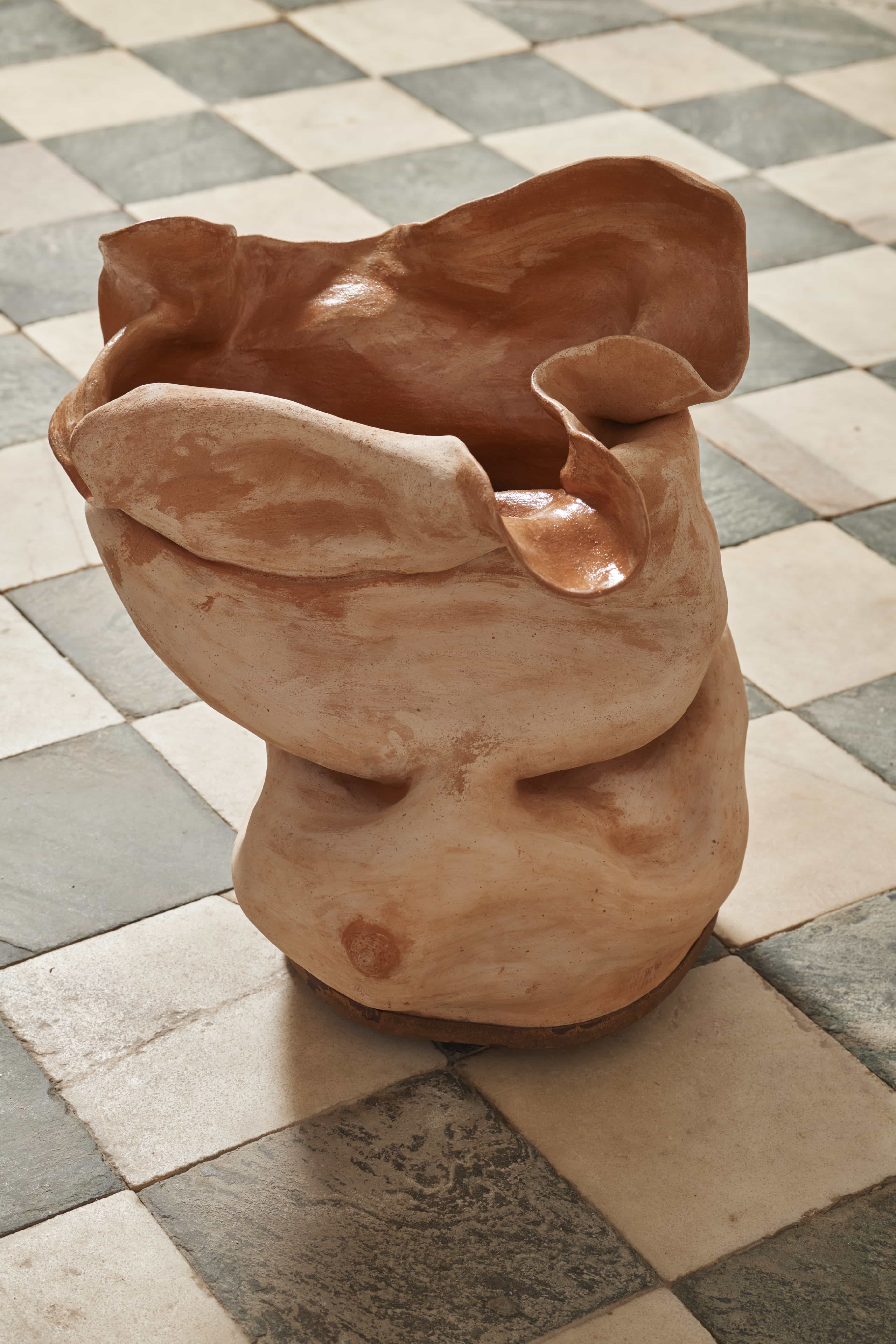 Magda von Hanau, Iara, 2025, Clay, pigment, resin on an iron turntable base and speakers, 75x 62  66 cm