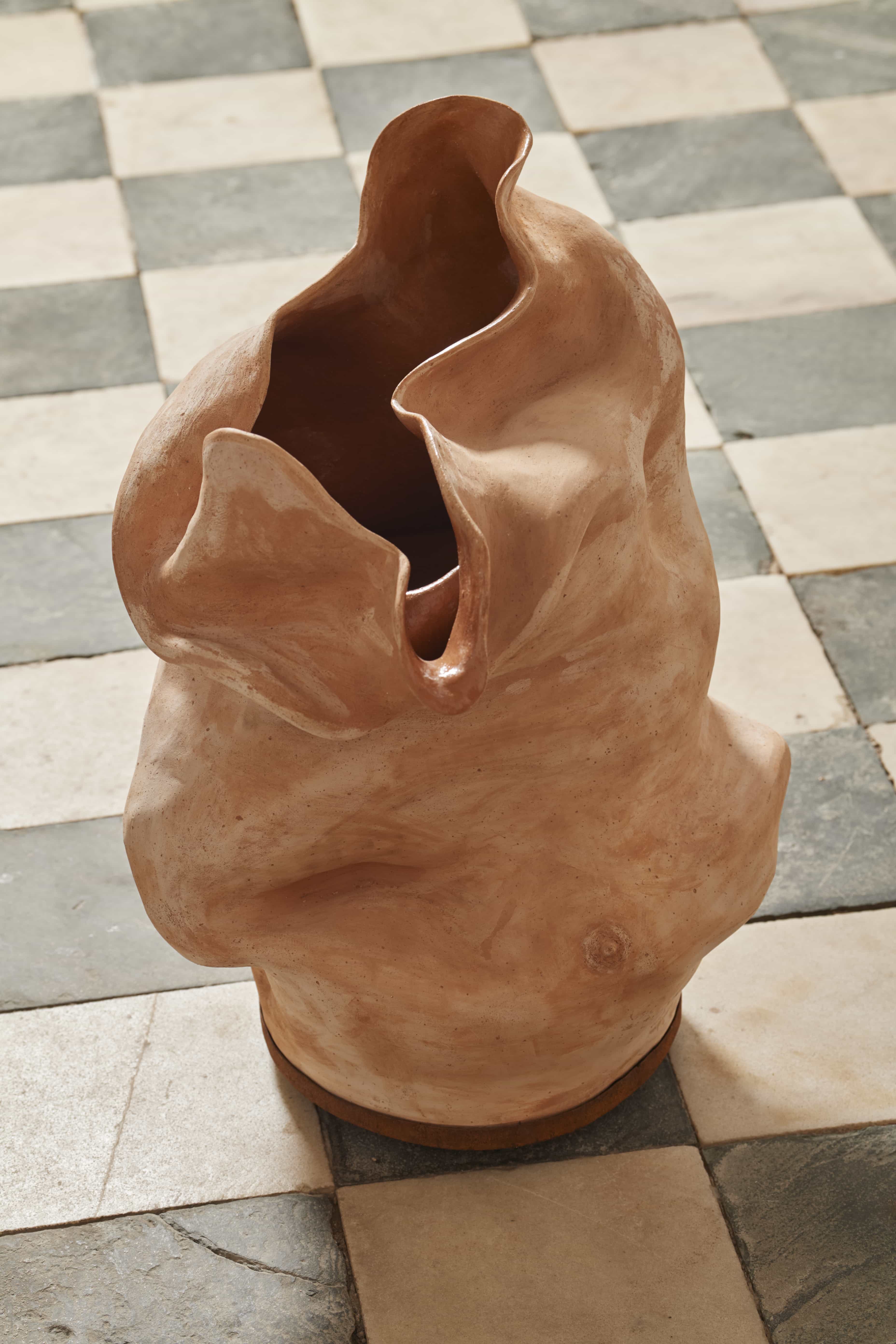 Magda von Hanau, Avá 2025, Clay, pigment, resin on an iron turntable base and speakers, 82 x 58 x 62 cm 