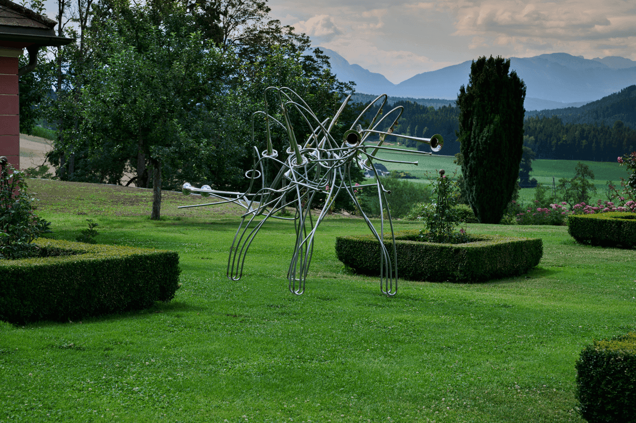 Constantin Luser, Edelstahlsaurus, 2025, Stainless steel/trumpet bell/mouthpieces, 3,89 x 1,20 x 2,0 m