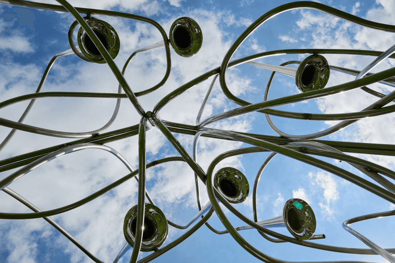 Constantin Luser, Edelstahlsaurus, 2025, Stainless steel/trumpet bell/mouthpieces, 3,89 x 1,20 x 2,0 m