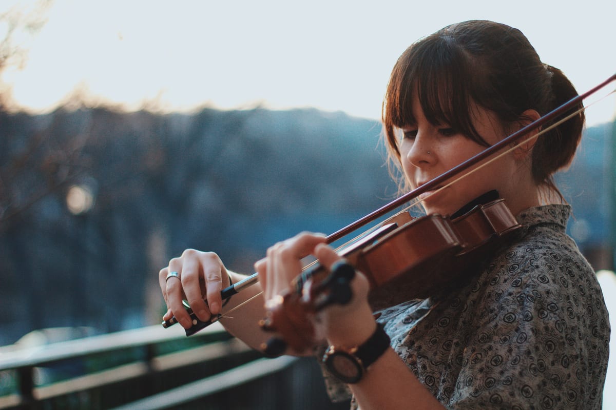 Violin practice outdoors, used as an in-article image