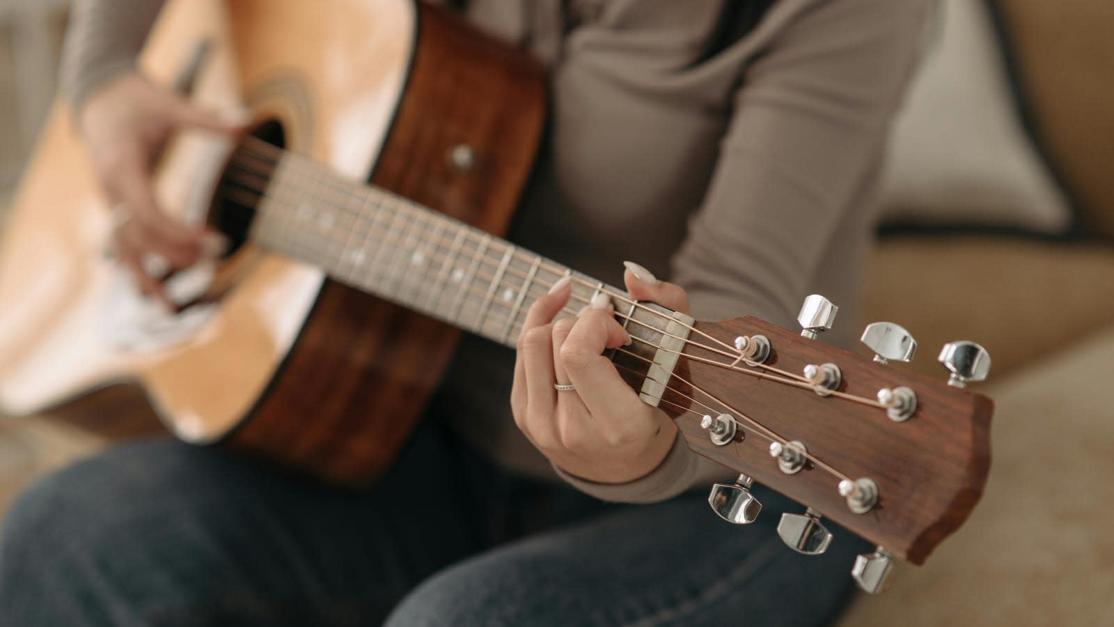 Starting Guitar in Your 30s: What Actually Matters at the Beginning