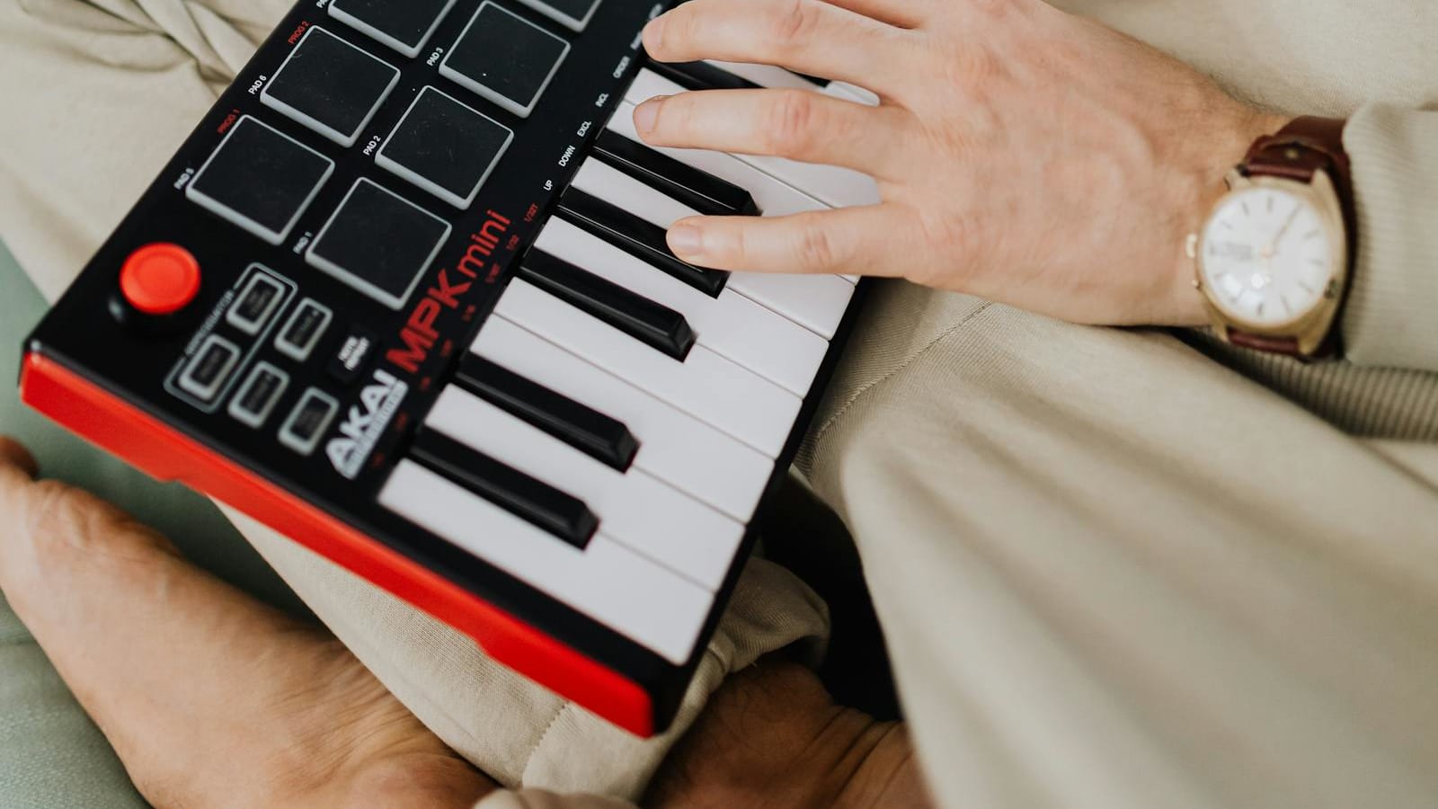 Simply Piano vs Flowkey: Which One Should Adults Choose?