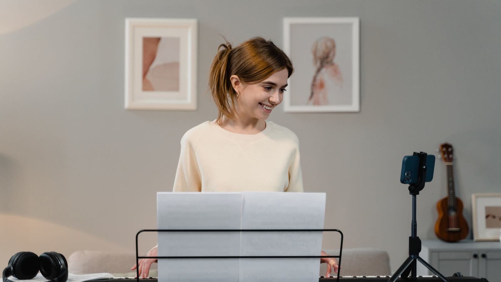 The First Online Piano Lesson: What Happens, What to Prepare, What to Ask