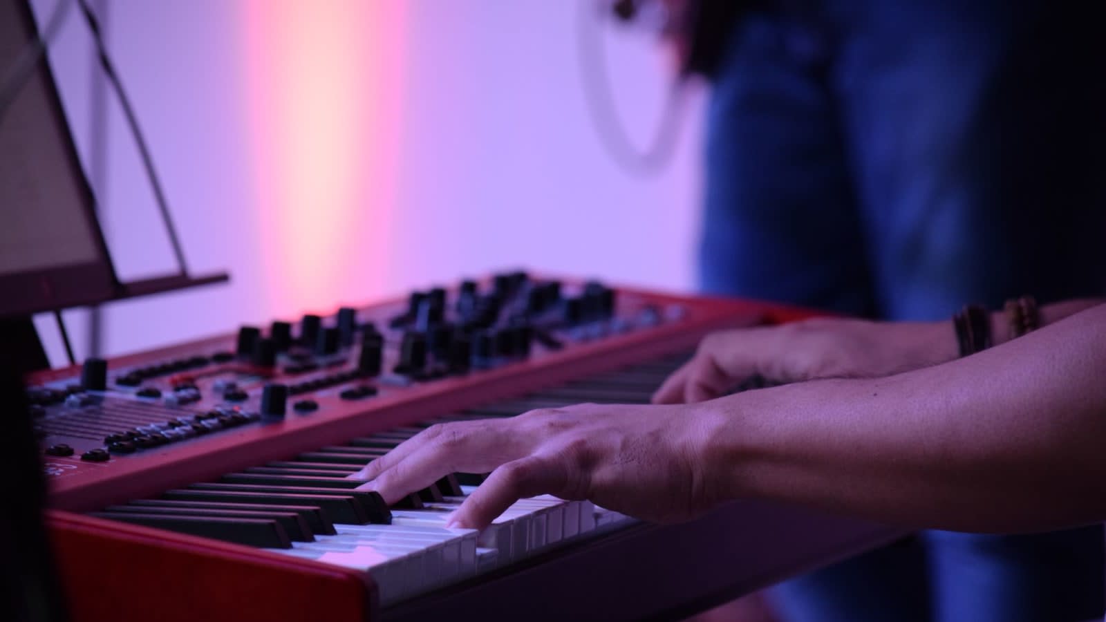 Keyboard Amp vs Powered PA Speaker: A First-Gig Buying Guide