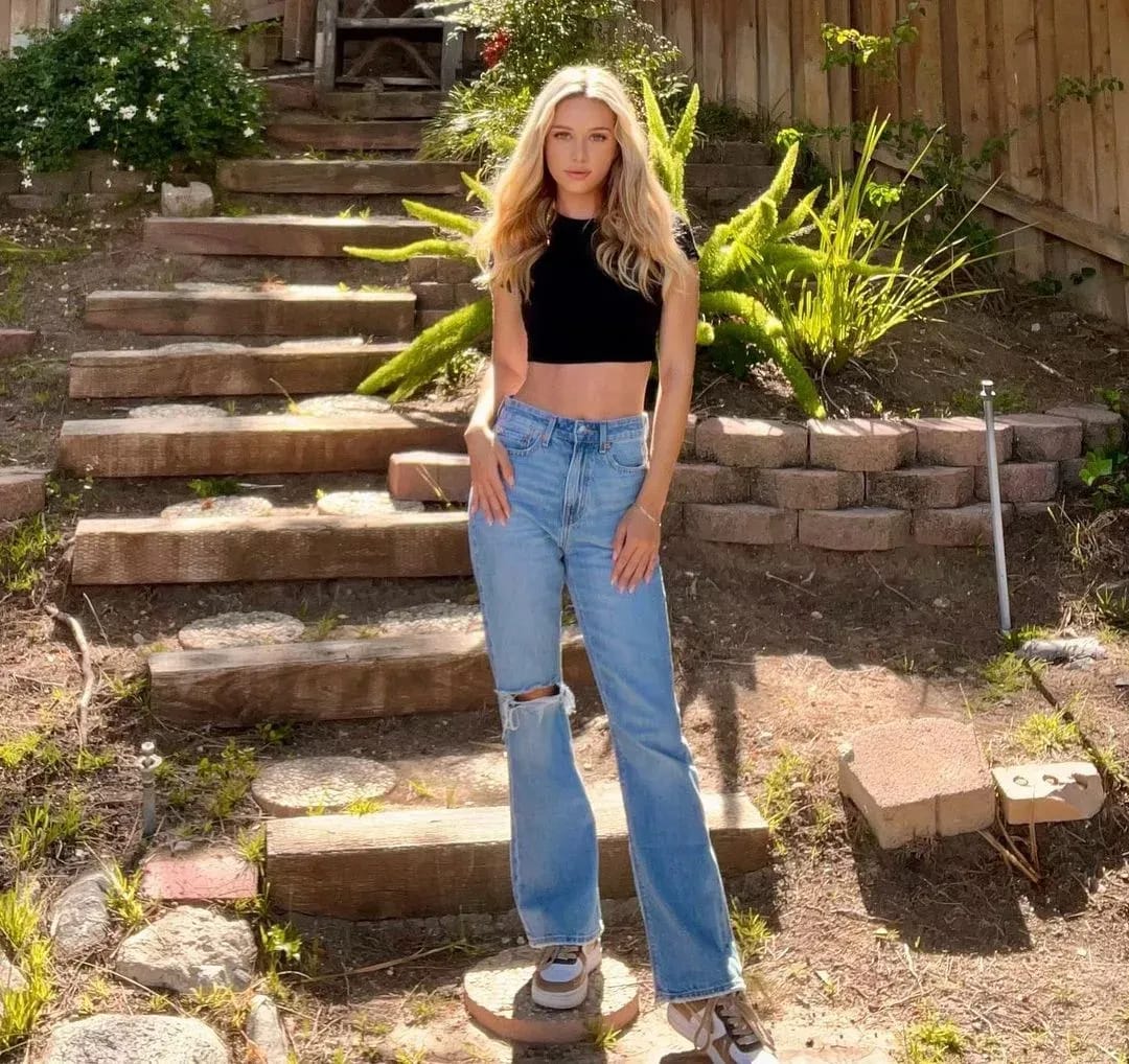 Creator in American Eagle wide-leg jeans