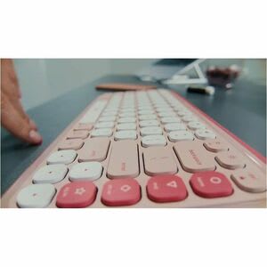Teclado Y Ratón Logitech Pop Icon Combo - Qwerty - Español - Inalámbrico Bluetooth Teclado - Keyboard/Keypad Color: Rosa, Blanco - Inalámbrico Bluetooth Mouse - óptico - 4000 Dpi - 2 Botón - Rueda De Desplazamiento - Pointing Device Color: Rosa, Blanco - Easy Switch, Interuptor Encendido/Apagado, Pausa Tecla(s) De Acceso Rápido - Aa, Aaa - Compatible Con Portátil, Tableta Para Pc, Mac