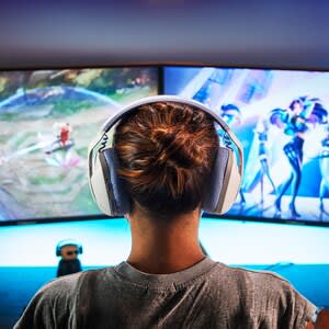 Auriculares De Gaming Logitech G435 Inalámbrico Sobre La Oreja Estéreo - Blanco, Lila - Cerrado - 1000cm - Bluetooth - 45ohm - 20hz A 20khz - Reducción De Ruido Micrófono - Usb 2.0 Tipe A