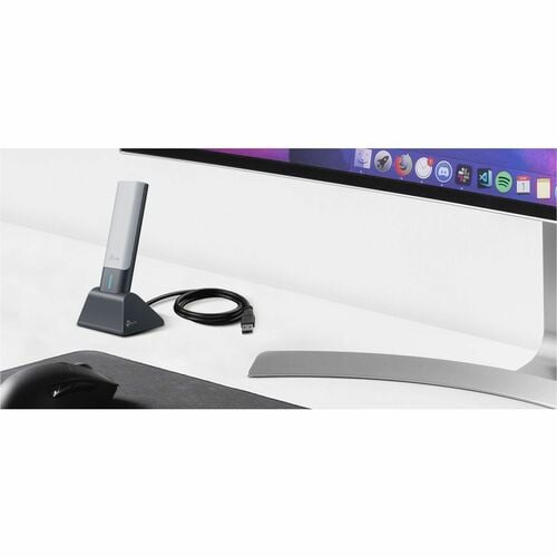 TP-Link Archer TX50UH en mano