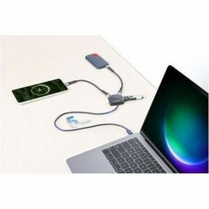 Hub USB-C Manhattan con varios dispositivos conectados