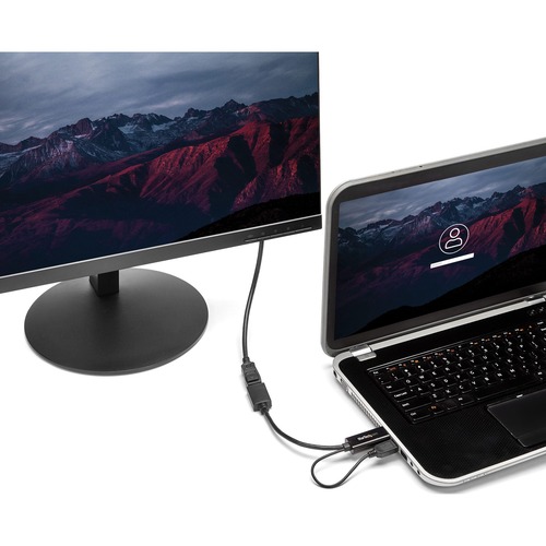 Adaptador HDMI a DisplayPort conectado a laptop