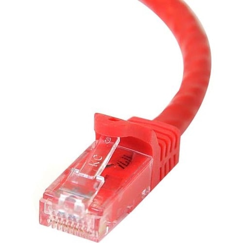 Detalle conector RJ45 snagless y color rojo