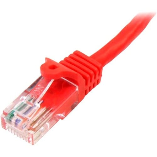 Cable de red Cat5e rojo conectado a switch