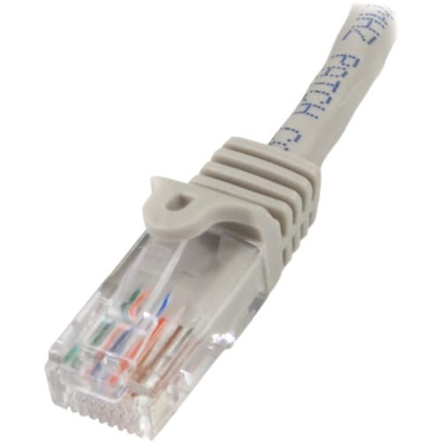 Detalle del conector RJ45 sin enganche y protección