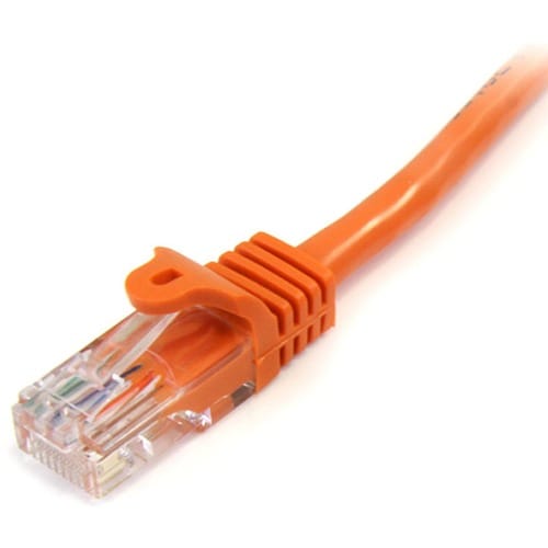 Cable de red Cat5e naranja en uso - StarTech.com