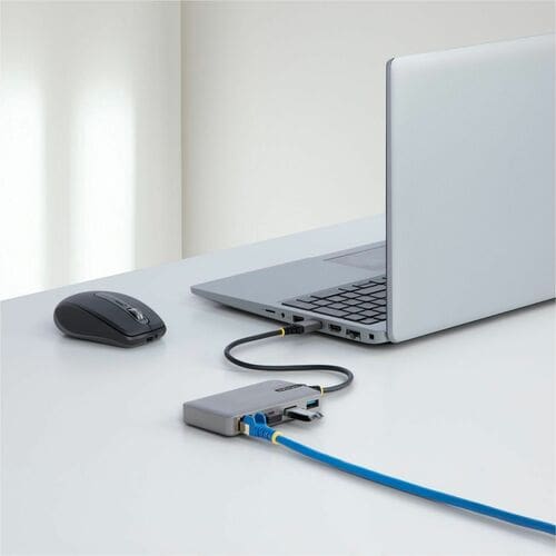 Hub en uso con laptop