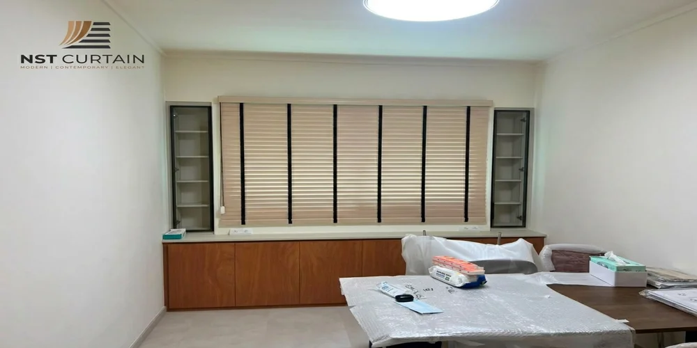 Venetian blinds on Stirling Road