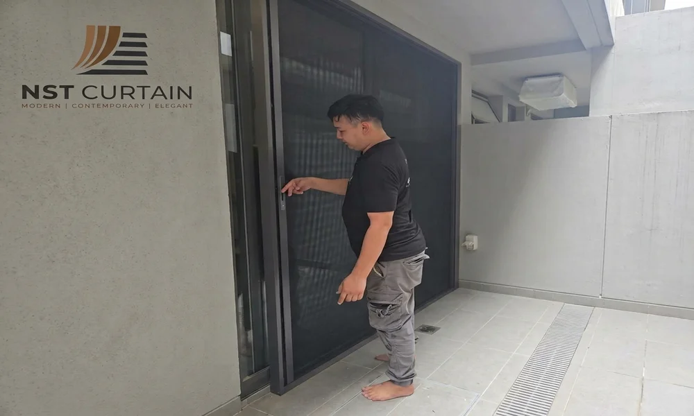 Sliding Door Mesh in Pollen Place