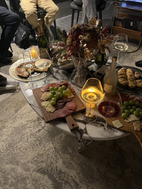 無白丁會所現場：紅酒、起司與燭光
