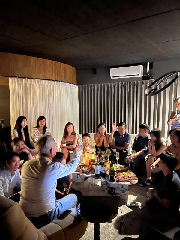 無白丁會所現場：十幾個人，一個晚上