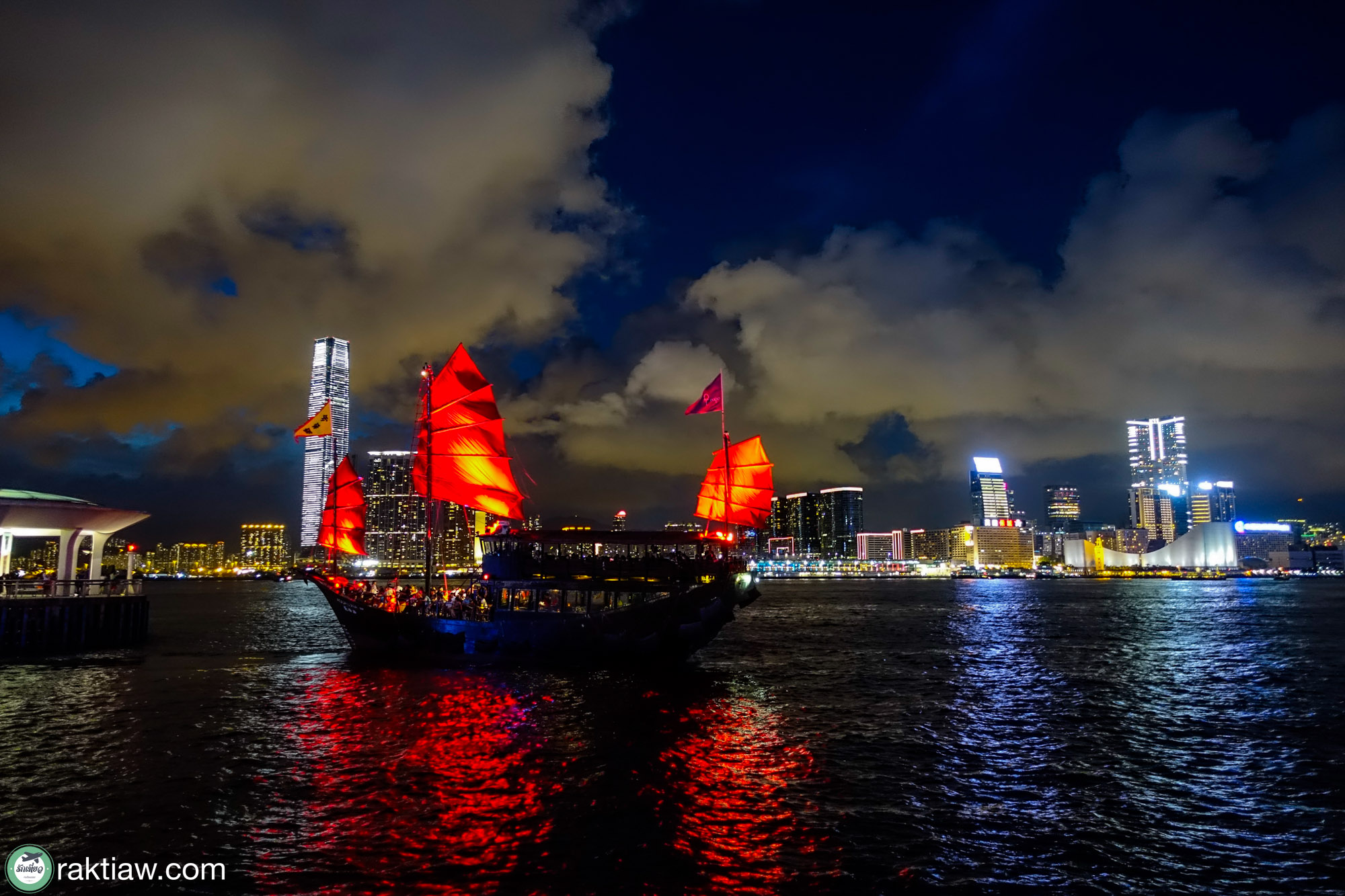 victoria harbour hong kong