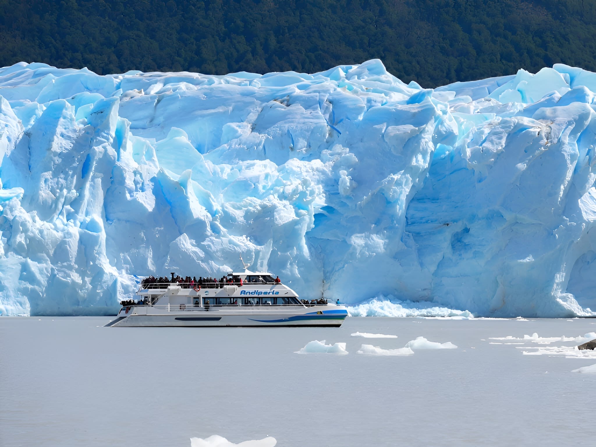Navegación frente al glaciar