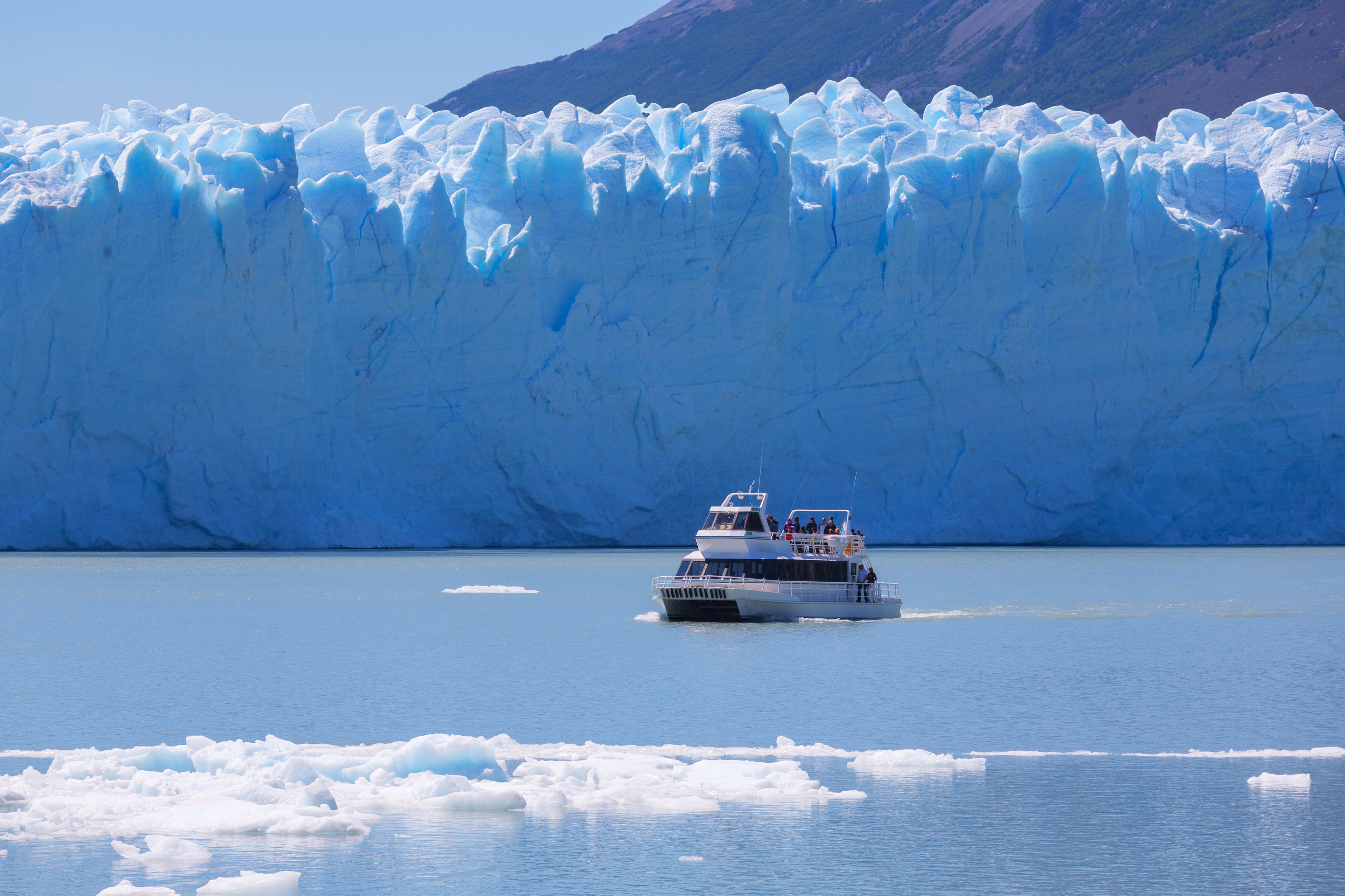 Navegación frente al glaciar