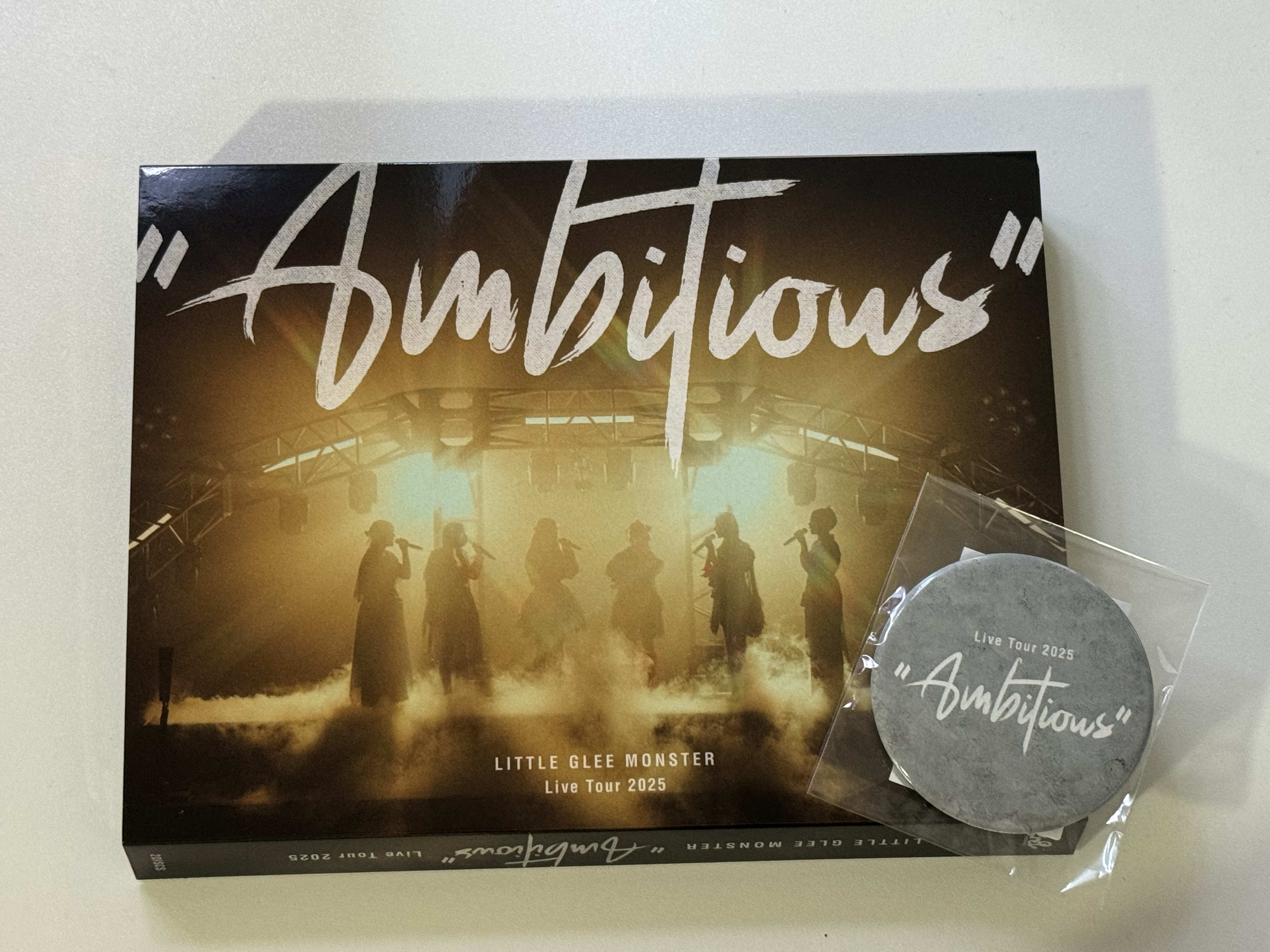 AmbitiousツアーBlu-rayとTSUTAYA特典の缶バッジ