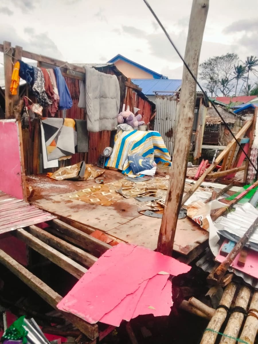 Relief efforts affected by Bagyong Uwan in Samar - Image 2