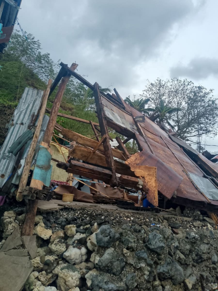Relief efforts affected by Bagyong Uwan in Samar - Image 3