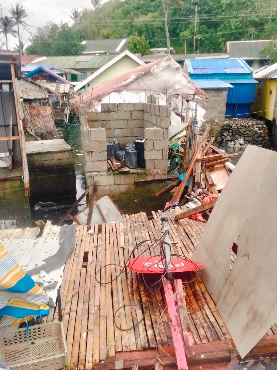 Relief efforts affected by Bagyong Uwan in Samar - Image 5