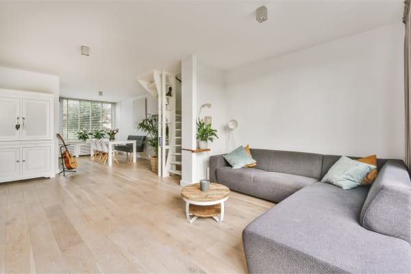 How Laminate Flooring Mimics Hardwood: A Cost-Effective Alternative